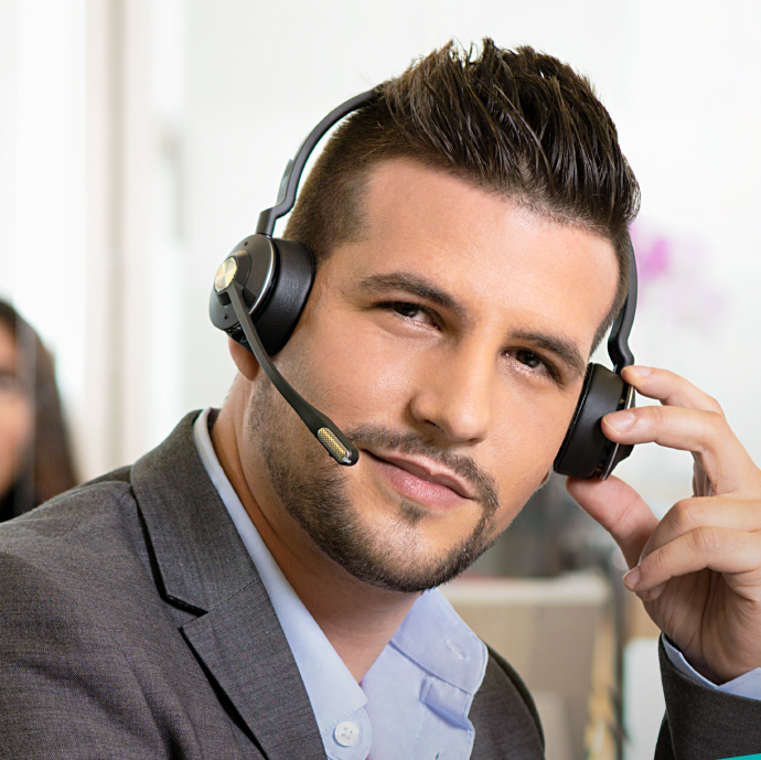 homme qui parle au téléphone